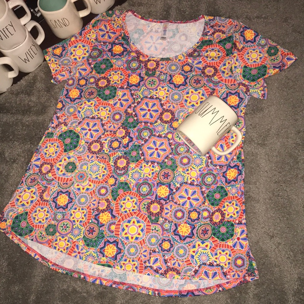 Buy 2 get 1 ♥️ NWOT LuLaRoe classic tee ♥️